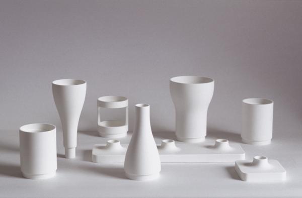 Bouroullec R. et Er., "Vases combinatoires", 1997, polyuréthane, dim. variables, huit pièces,  © Morgane Le Gall - Bouroullec.com, (158,75x104,24 mm.). 