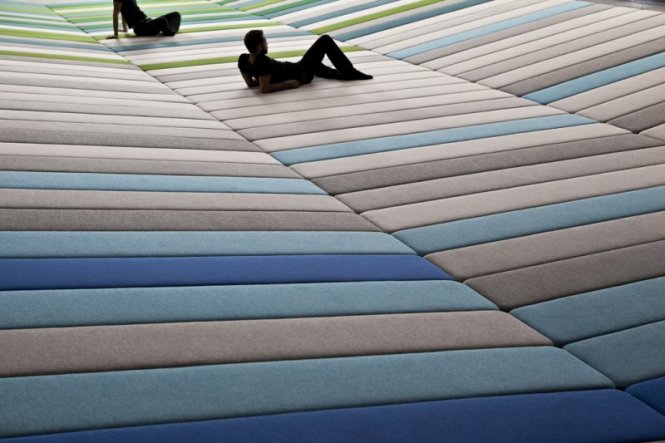 Bouroullec R. et Er., "Textile Field", 2011, mousse et tissus colorés, dim. inconnues,  © Studio Bouroullec & V&A Images, Victoria and Albert Museum, (211,67x141,02 mm.).